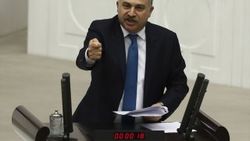 CHP'li vekil Levent Gök Meclis'te yere düştü