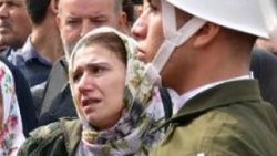 Yeni evli şehidin eşinin feryadı yürek burktu