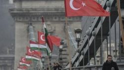 Macaristan'da Tuna Nehri üzerinde Türk bayrakları