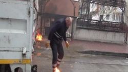 Ayakkabısı alev alan belediye işçisi ne yapacağını şaşırdı