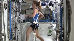 Yerçekimsiz ortamda egzersiz yapan astronot