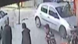 Freni tutmayan otomobil çiğ köfteci dükkanına girdi