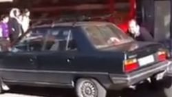 Sıkışan arabasını ilginç bir yöntemle çıkardı