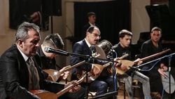 İbrahim Kalın liselilere saz çalıp türkü söyledi