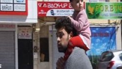Adana'da bir baba bisiklet üzerindeyken kızını omzunda taşıdı İZLE