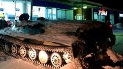 Tankla markete girip şarap çaldı