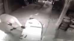 ATM'yi araca bağlayıp götürdüler