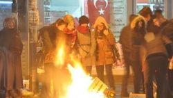 Kars’ın soğuğu vatandaşa durakta ateş yaktırdı