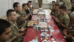 Bakan Canikli, ilk iftarını sınırdaki Mehmetçikle yaptı