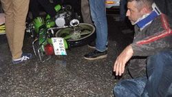 Motosiklet yayalara çarptı: 3 yaralı