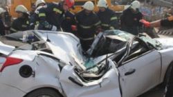 Adana'da bir beton mikseri otomobilin üzerine devrildi