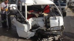 İnegöl'de minibüs direğe çarptı: 2 yaralı