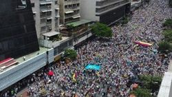 Venezuela'da halk sokaklara döküldü