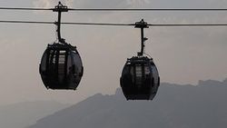 Alp dağlarında teleferik arızalandı: 110 kişi mahsur