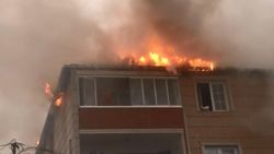İstanbul’da 3 katlı binanın çatısında korkutan yangın