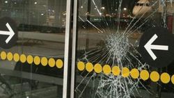 Uçağı kaçıran yolcu kapıyı kırıp aprona girdi