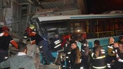 Karabük'te halk otobüsü eve çarptı: 6 yaralı