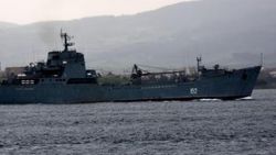 Rus çıkarma gemisi Çanakkale Boğazı'ndan geçti