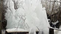 Sivas'ta borudan fışkıran su buz tuttu