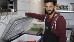 Restoran görevlisinin hayatını kurtaran refleksi