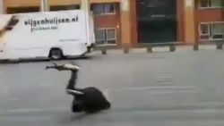 Avrupa'da etkili olan fırtına yayaları uçurdu