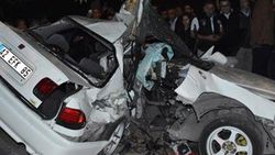 Konya'da otomobil ağaca çarptı: 3 ağır yaralı