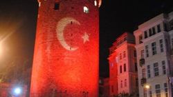 Galata Kulesi'ne Türk Bayrağı yansıtıldı