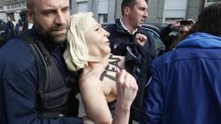 Le Pen'in oy kullandığı sandıkta çıplak protesto