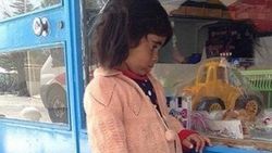 Oyuncak vitrinine bakan Merve'ye oyuncak yağdı
