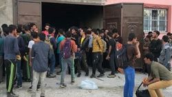 Bir evde 244 göçmen yakalandı