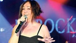 Nazan Öncel konsere makyajsız çıktı