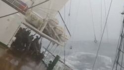 Rus yolcu gemisi fırtınanın ortasında yan yattı