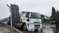 Açık unutulan damper üst geçide çarptı