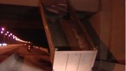 Ankara'da tırın damperi köprüde asılı kaldı