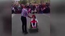 Engelli öğrencisiyle dans eden öğretmen takdir topladı