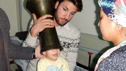 Oynadığı darbukaya kafası sıkıştı