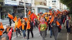 Mersin'de kadınlardan şiddete karşı renkli yürüyüş