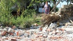 Öfkeli imam lojmanı yıktı