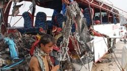 Pakistan'da 80 kişiyi taşıyan otobüs devrildi