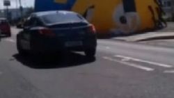 İrlanda'da yola savrulan dev minion trafiği karıştırdı
