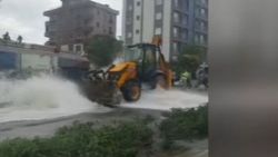 Kartal'da iş makinesi içme suyu hattını patlattı