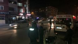 Kavgayı ayırmak isterken bıçaklandı: Hayati tehlikesi var