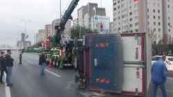 D-100'de kamyon devrildi
