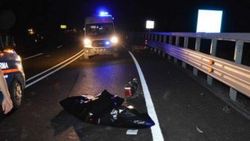 TIR'la çarpışıp arkadan gelen kamyonetin altında kaldılar
