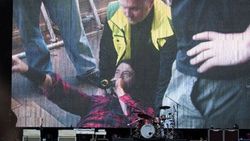 Foo Fighters solisti kırık ayağıyla konsere devam etti