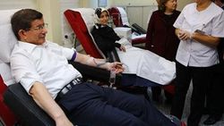 Davutoğlu ve eşi kan bağışı yaptı