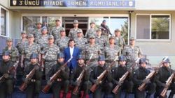 Davutoğlu askerlerle bayramlaştı