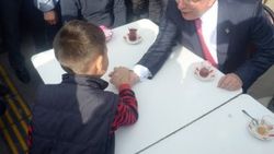 Davutoğlu küçük çocukla bilek güreşi oynadı
