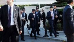 Barzani'yi Davutoğlu sanan kadın konvoyu durdurdu İZLE