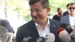 Ahmet Davutoğlu kitabını imzaladı